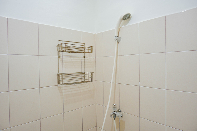 Bathroom 5, Chic and Cozy Studio at Tifolia Apartment By Travelio, East Jakarta