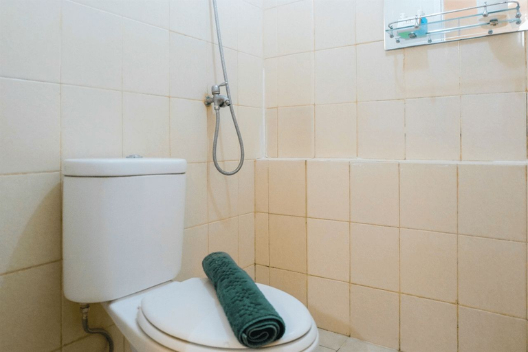 Bathroom 5, Simply Warm 2BR Green Palace Apartment By Travelio, Jakarta Selatan
