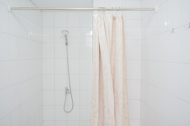 Bathroom 5, Best Price 2BR at Emerald Bintaro Apartment By Travelio, South Tangerang