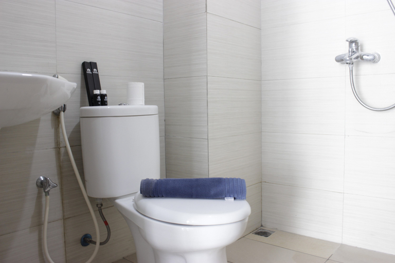 Bathroom 5, Artistic 1BR Apartment at Gateway Pasteur near Exit Toll Pasteur By Travelio, Bandung