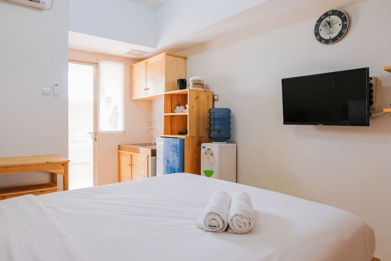 Cozy Studio Room Green Lake View Ciputat Apartment By Travelio, South Tangerang
