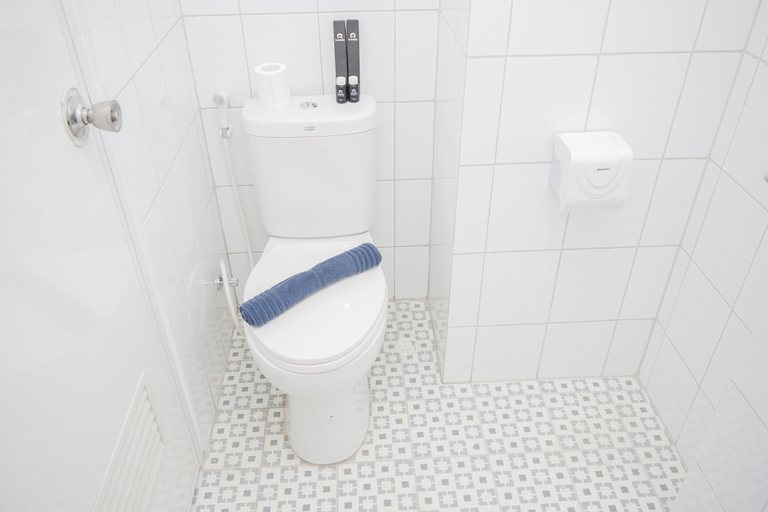 Bathroom 5, Elegant with Brand New at Studio Emerald Bintaro Apartment By Travelio, Tangerang Selatan