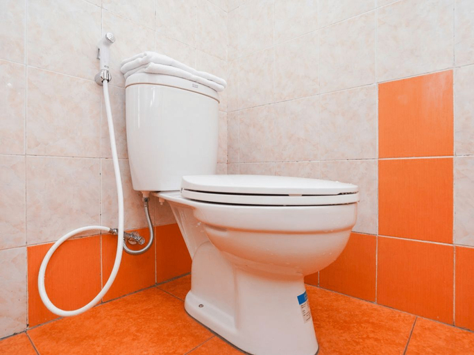 Bathroom 4, RedDoorz Syariah @ Mojosari, Mojokerto
