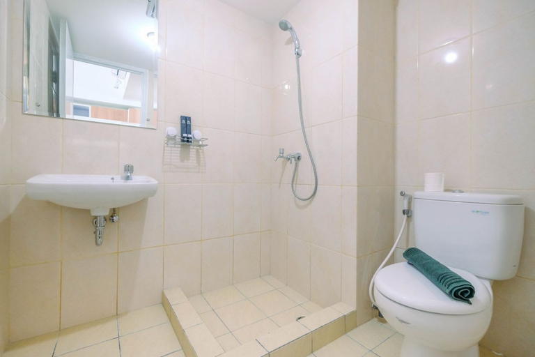 Bathroom 5, Functional and Minimalist Studio Apartment at Springlake Summarecon By Travelio, Bekasi