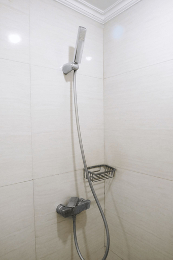 Bathroom 5, Spacious 1BR for 5 Pax at Maple Park Apartment By Travelio, Jakarta Utara