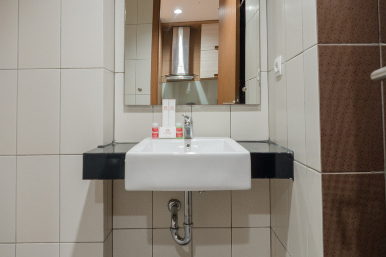Bathroom 3, Comfy Studio At Dago Suites Apartment By Travelio, Bandung