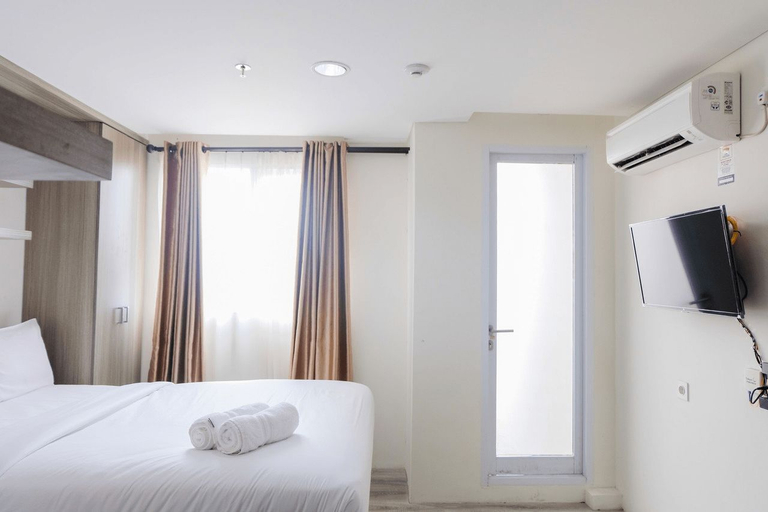 Comfy and Tranquil Studio Room Bintaro Icon Apartment By Travelio, South Tangerang