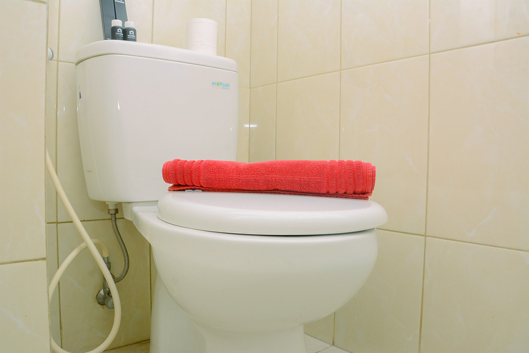 Bathroom 5, Best and Stylish Studio Unit Springlake Summarecon Apartment By Travelio, Bekasi