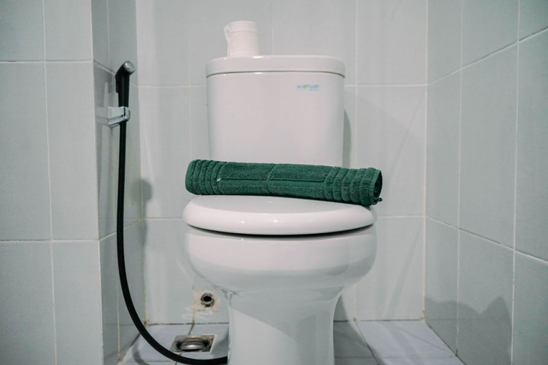 Bathroom 4, Fully Furnished and Homey Studio Casa De Parco Apartment By Travelio, Tangerang