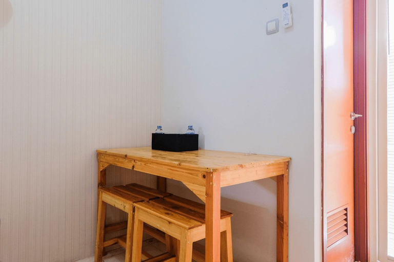 Cozy Studio Room Green Lake View Ciputat Apartment By Travelio, South Tangerang