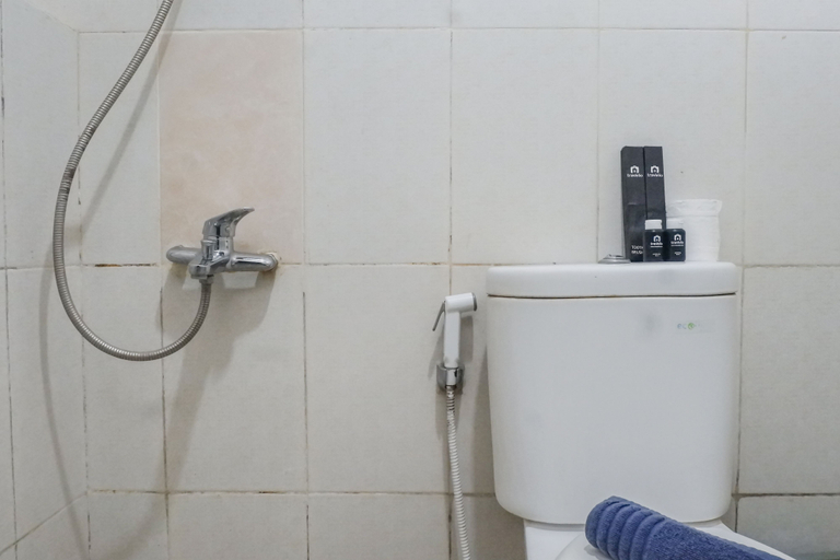 Bathroom 5, Best Price 2BR Apartment at Educity By Travelio, Surabaya