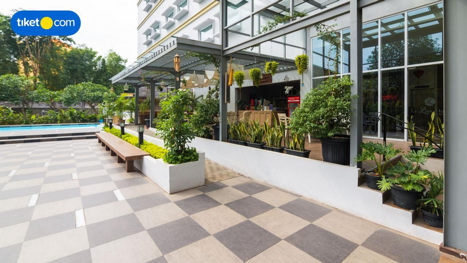 Exterior & Views 24