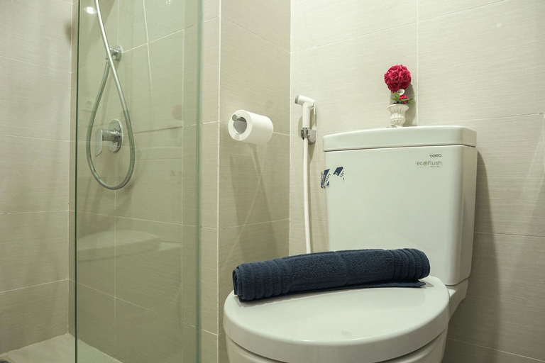 Bathroom 5, Exclusive and Cozy Studio Puri Mansion Apartment By Travelio, West Jakarta
