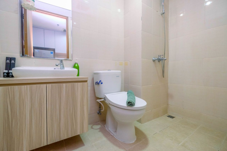 Bathroom 5, Warm and Homey Studio at The Oasis Cikarang Apartment By Travelio, Cikarang