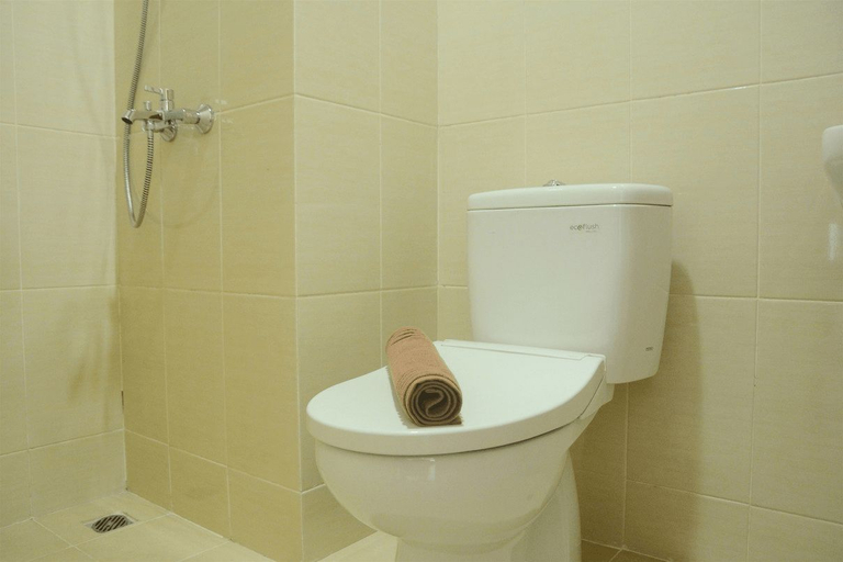 Bathroom 5, Strategic Studio Apartment The Oasis near Bekasi By Travelio, Cikarang