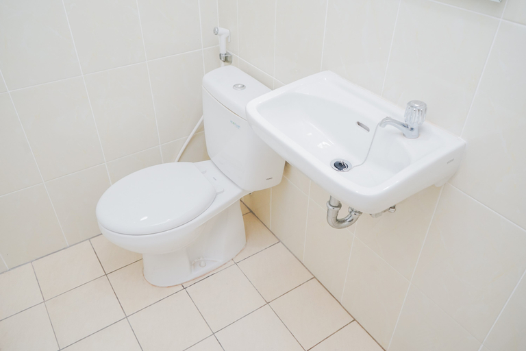 Bathroom 5, Cozy Living Studio Apartment M-Town Residence By Travelio, Tangerang