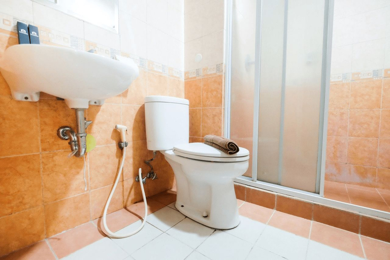 Bathroom 5, Highest Value 2BR Apartment City Home near MOI By Travelio, North Jakarta