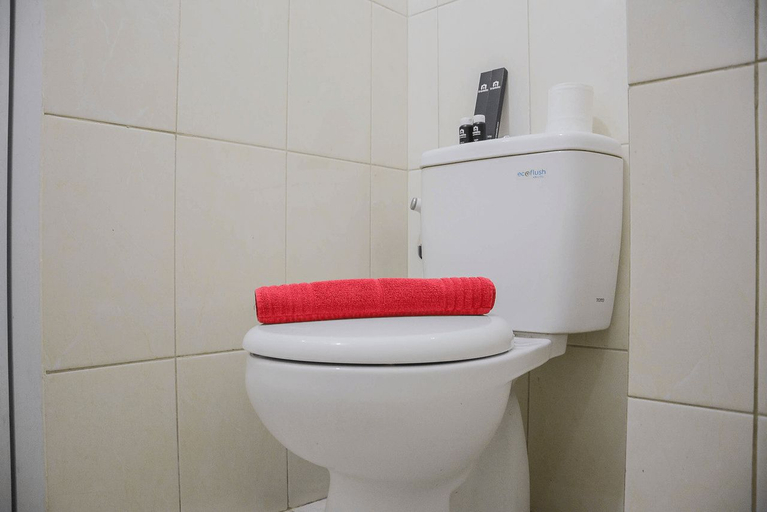 Bathroom 5, Homey Studio at The Springlake Summarecon Bekasi By Travelio, Bekasi