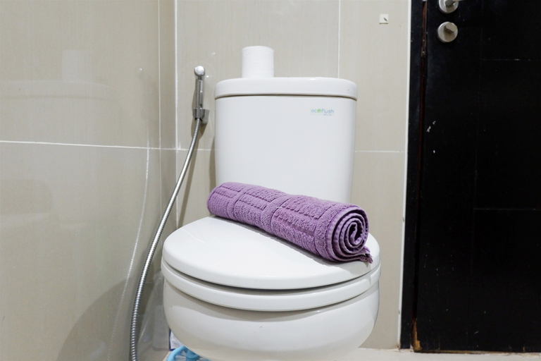 Bathroom 5, Parquette Studio at Paramount Skyline Apartment By Travelio, Tangerang