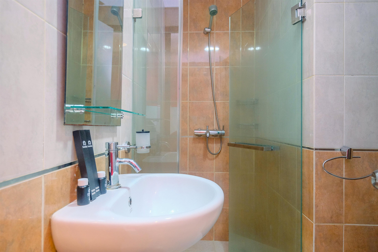 Bathroom 4, Comfort Studio Tamansari Sudirman Apartment By Travelio, South Jakarta