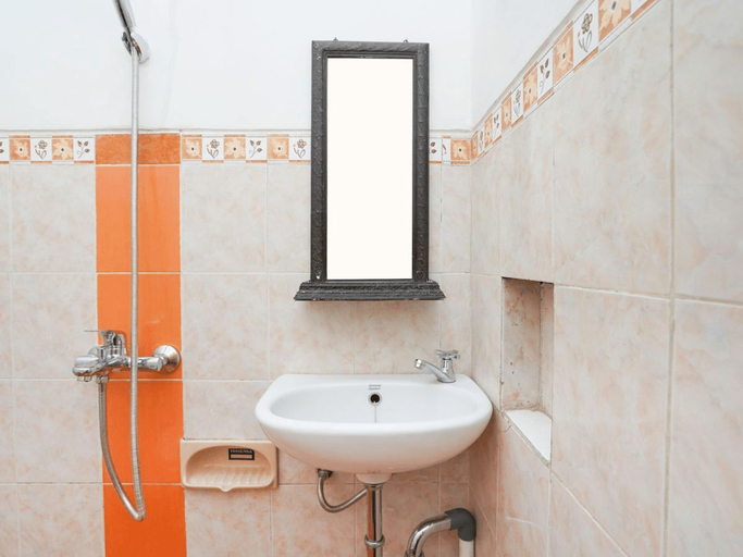 Bathroom 4, RedDoorz Syariah @ Mojosari, Mojokerto