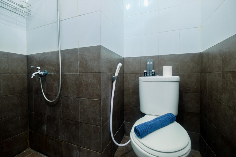 Bathroom 5, Relaxing 2BR at Green Pramuka Apartment By Travelio, Jakarta Pusat