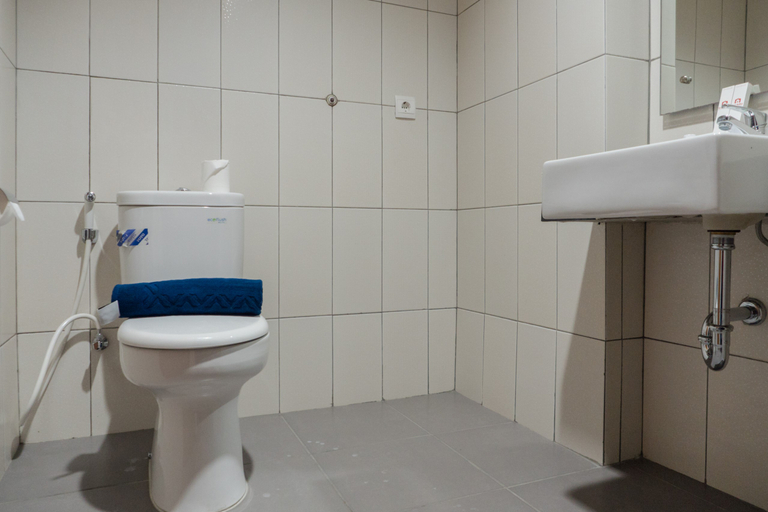 Bathroom 5, Comfy Studio At Dago Suites Apartment By Travelio, Bandung