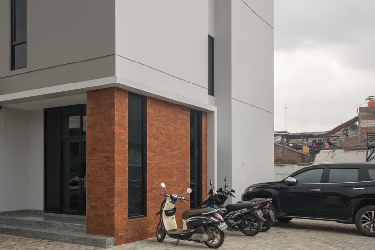 Exterior & Views 4, RedDoorz Plus @ Kedoya, West Jakarta