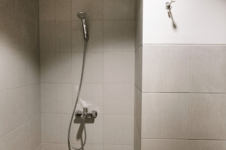 Bathroom 5, Minimalist Studio Room at Bintaro Icon Apartment By Travelio, Tangerang Selatan