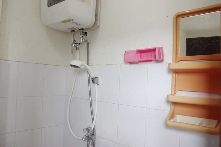 Bathroom 5, Minimalist 2BR Apartment at Gateway Ahmad Yani Cicadas By Travelio, Bandung