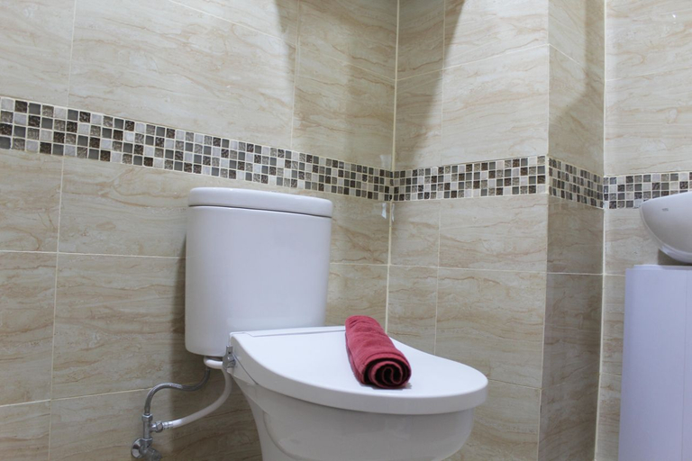 Bathroom 5, Comfort Studio Apartment at B Residence By Travelio, South Tangerang