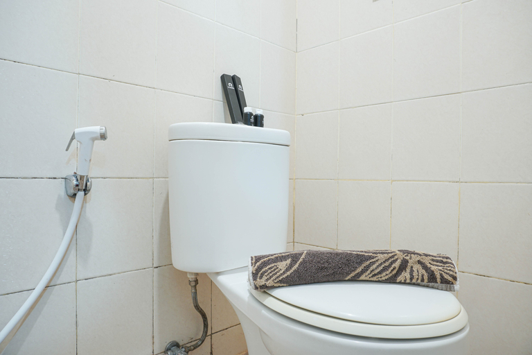 Bathroom 2, Fully Furnished With Comfortable Design Studio Sunter Park View Apartment By Travelio, Jakarta Utara