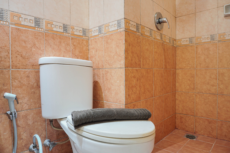 Bathroom 5, Comfy 2BR Apartment at City Home MOI Kelapa Gading By Travelio, North Jakarta