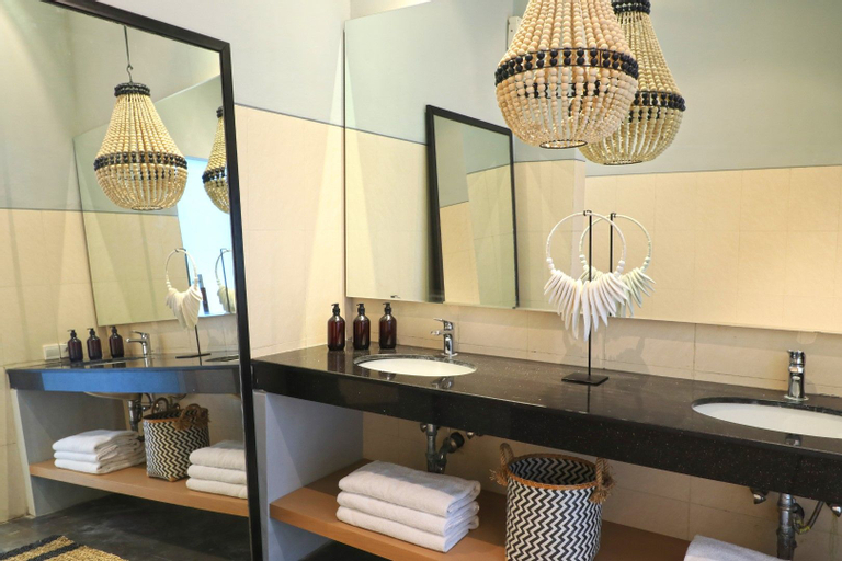 Bathroom 10