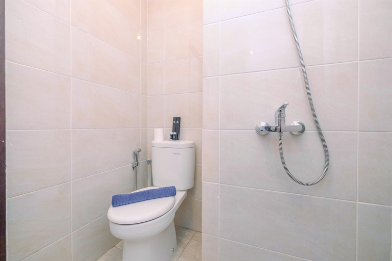Bathroom 5, Wonderful Studio Apartment at Mustika Golf Residence By Travelio, Cikarang