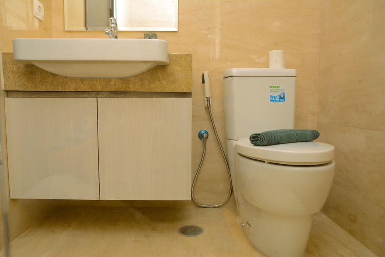 Bathroom 5, Tranquil Studio Apartment at Menteng Park By Travelio, Jakarta Pusat