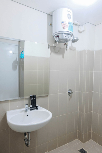 Bathroom 5, Trendy and Convenient Studio Bintaro Plaza Apartment By Travelio, Tangerang Selatan