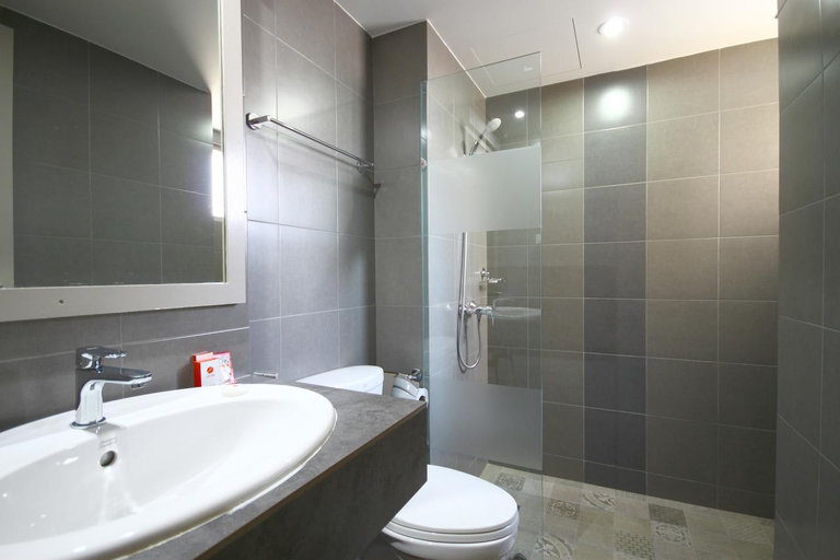 Bathroom 5, Eastiny Inn Hotel, Pattaya
