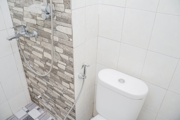 Bathroom 2, Roomy Studio Room Bintaro Park View Apartment By Travelio, Jakarta Selatan