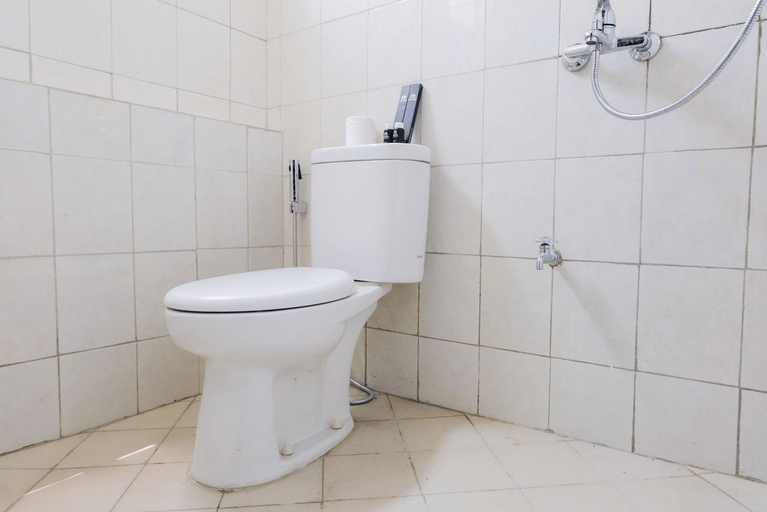 Bathroom 5, Well Appointed 2BR Apartment at Bintaro Park View By Travelio, South Jakarta