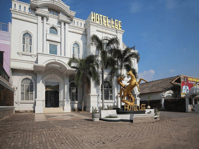 Exterior & Views 2, OYO 2222 Hotel Lee, Lampung Tengah