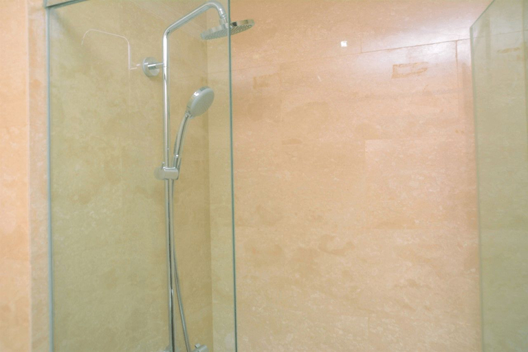 Bathroom 5, Modern and Cozy Studio Menteng Park Apartment By Travelio, Central Jakarta