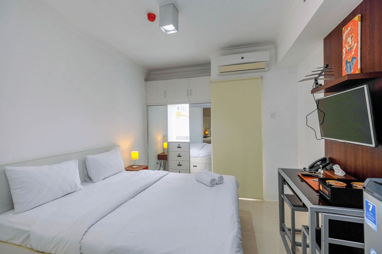 Bedroom 5, Comfy and Modern Studio Pakubuwono Terrace Apartment By Travelio, South Jakarta