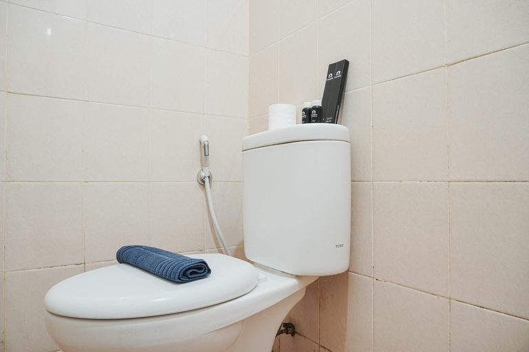 Bathroom 5, Strategic and Simply Studio Sunter Park View Apartment By Travelio, Jakarta Utara
