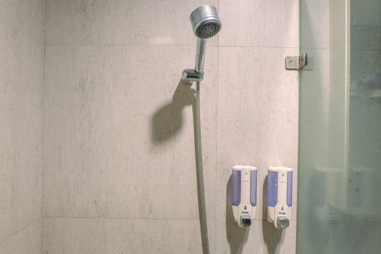 Bathroom 5, Minimalist Style Studio Apartment at Tamansari Semanggi By Travelio, Jakarta Selatan