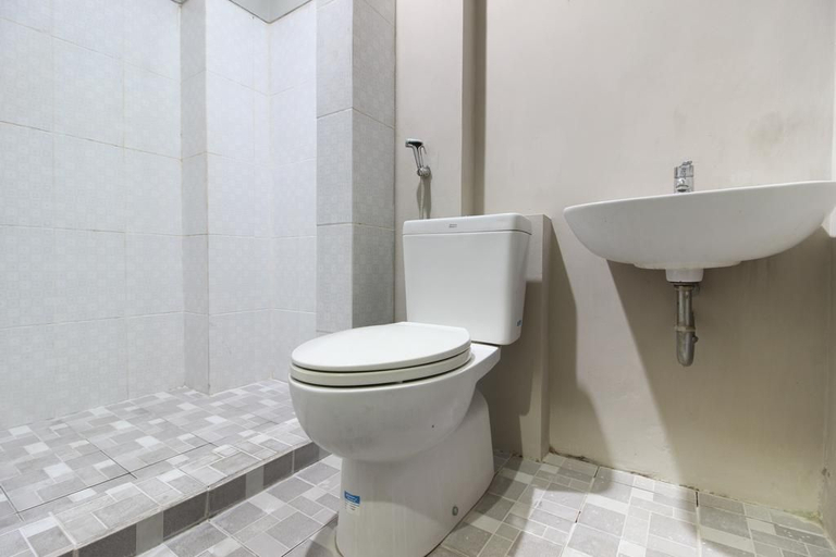 Bathroom 2, RedDoorz near Solo Balapan Station 2, Solo