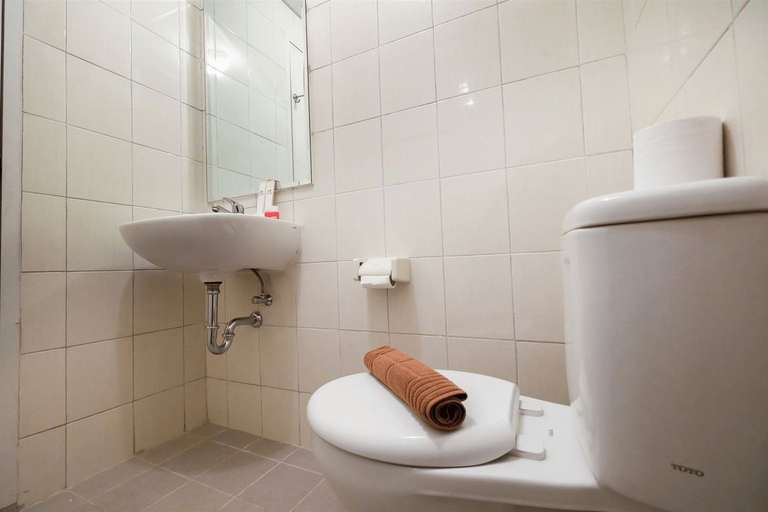 Bathroom 4, Homey 2BR Signature Park Grande Apartment By Travelio, Jakarta Timur