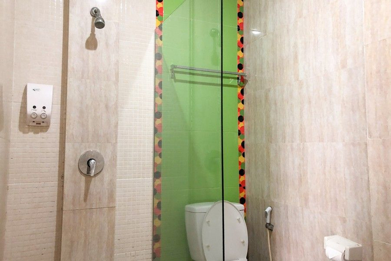Bathroom 4, RedDoorz near Pantai Pede, West Manggarai