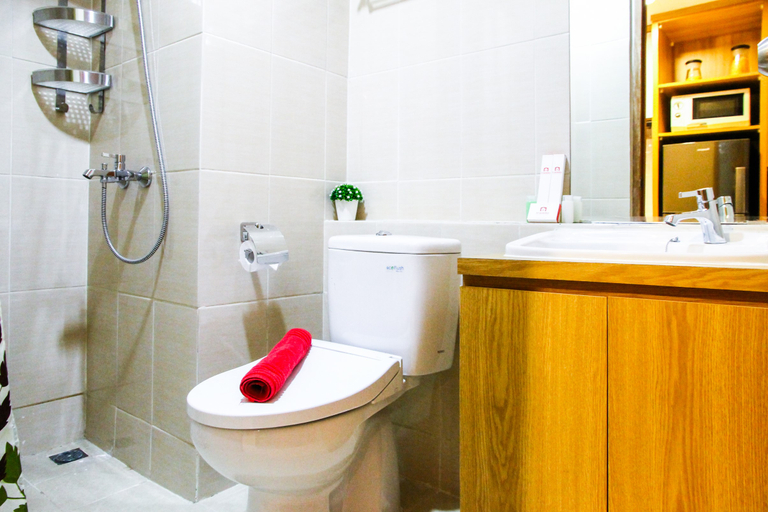 Bathroom 5, Scandinavian Japanese Style Studio The Oasis Apartment By Travelio, Cikarang