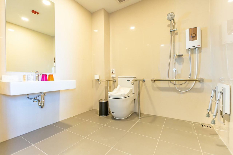 Bathroom 5, Centre Point Prime Hotel Pattaya, Pattaya